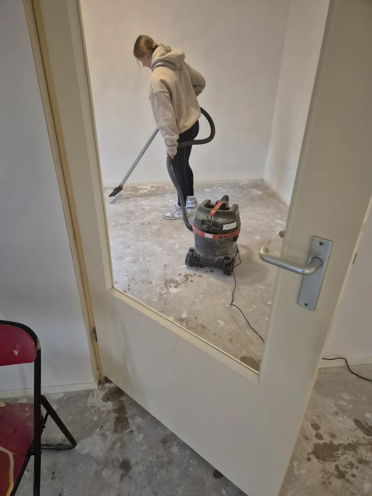 Medewerker aan het werk tijdens de schoonmaak van een ruimte