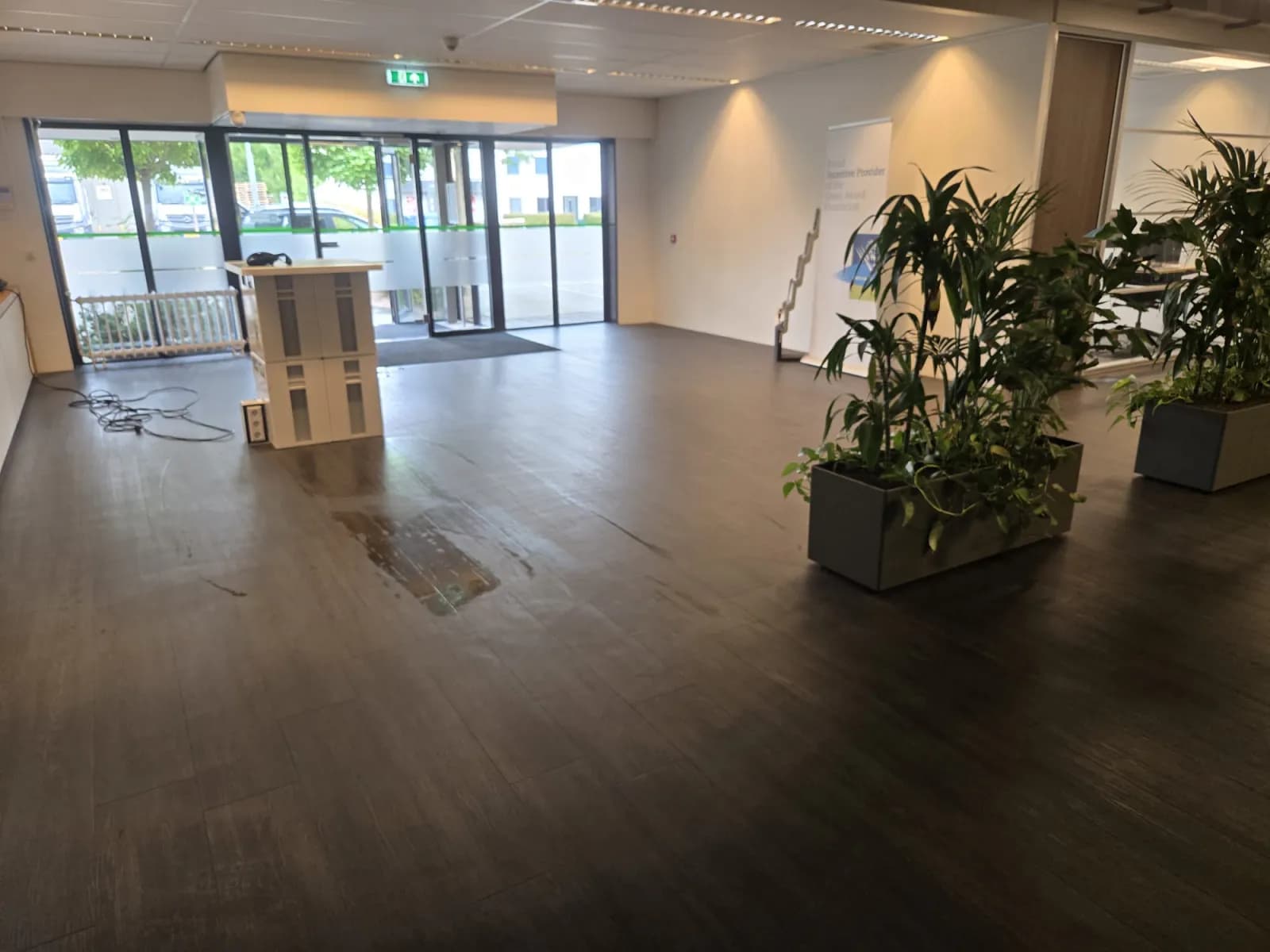 Schone entree van een bedrijfsgebouw